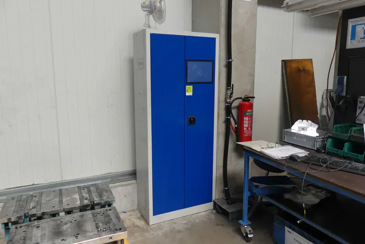 Metallschrank, mit Inhalt Maße in cm ca. 80 x 40 x 194